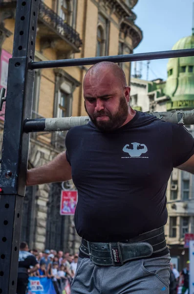 Lviv, Ukrayna - Ağustos 2017: Güçlü atlet Strongmen maçında kahraman oyunları bir ağır büyük rock'çı ayılar