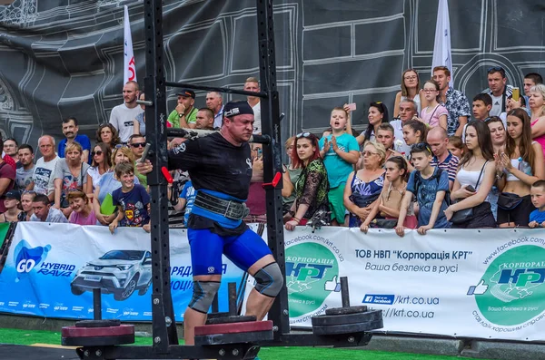 Lviv, Ukrayna - Ağustos 2017: Güçlü atlet Strongmen maçında kahraman oyunları bir ağır büyük rock'çı ayılar