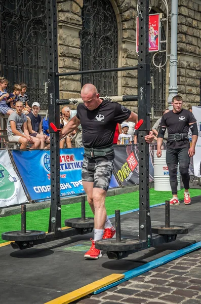 Lviv, Ukrayna - Ağustos 2017: Güçlü atlet Strongmen maçında kahraman oyunları bir ağır büyük rock'çı ayılar