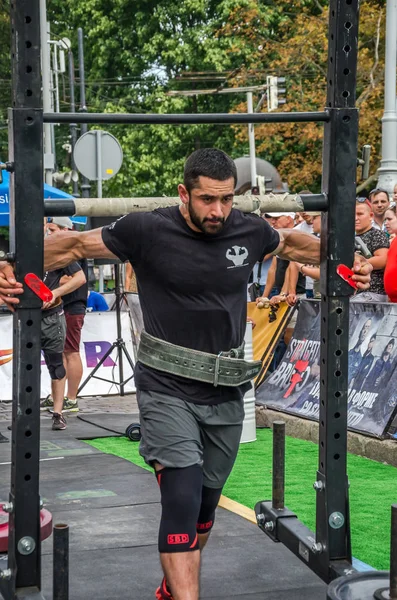 Lviv, Ukrayna - Ağustos 2017: Güçlü atlet Strongmen maçında kahraman oyunları bir ağır büyük rock'çı ayılar