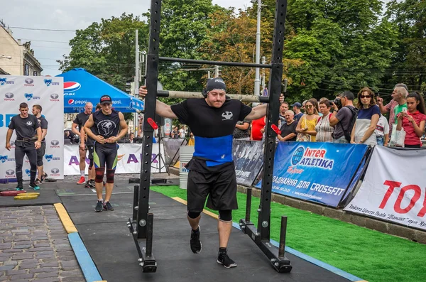 Lviv, Ukrayna - Ağustos 2017: Güçlü atlet Strongmen maçında kahraman oyunları bir ağır büyük rock'çı ayılar