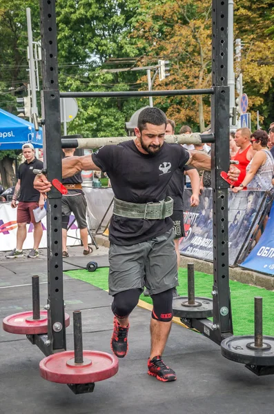 Lviv, Ukrayna - Ağustos 2017: Güçlü atlet Strongmen maçında kahraman oyunları bir ağır büyük rock'çı ayılar