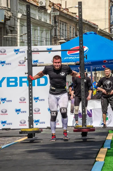 Lviv, Ukrayna - Ağustos 2017: Güçlü atlet Strongmen maçında kahraman oyunları bir ağır büyük rock'çı ayılar