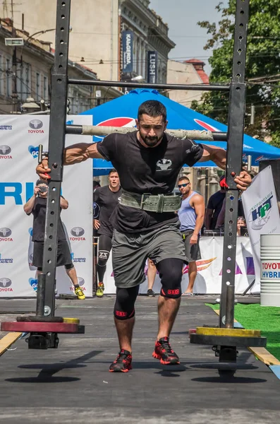 Lviv, Ukrayna - Ağustos 2017: Güçlü atlet Strongmen maçında kahraman oyunları bir ağır büyük rock'çı ayılar