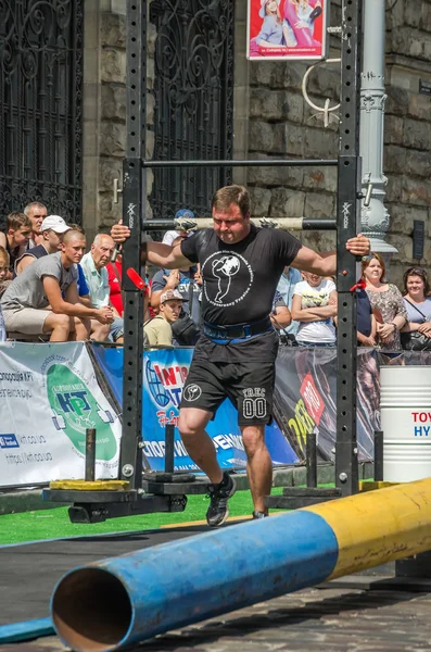 Lviv, Ukrayna - Ağustos 2017: Güçlü atlet Strongmen maçında kahraman oyunları bir ağır büyük rock'çı ayılar