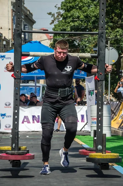 Lviv, Ukrayna - Ağustos 2017: Güçlü atlet Strongmen maçında kahraman oyunları bir ağır büyük rock'çı ayılar