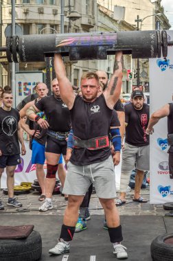 Lviv, Ukrayna - Ağustos 2017: Güçlü bir atlet hayran Strongmen Oyunları'nda seyirci önünde başını halter bir büyük ağır toparlayabiliriz alır