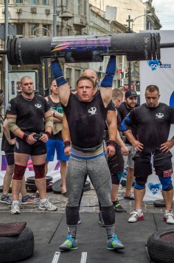 Lviv, Ukrayna - Ağustos 2017: Güçlü bir atlet hayran Strongmen Oyunları'nda seyirci önünde başını halter bir büyük ağır toparlayabiliriz alır