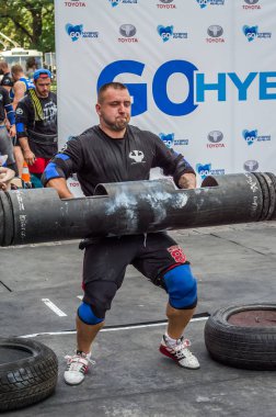Lviv, Ukrayna - Ağustos 2017: Güçlü bir atlet hayran Strongmen Oyunları'nda seyirci önünde başını halter bir büyük ağır toparlayabiliriz alır