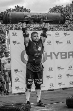Lviv, Ukrayna - Ağustos 2017: Güçlü bir atlet hayran Strongmen Oyunları'nda seyirci önünde başını halter bir büyük ağır toparlayabiliriz alır