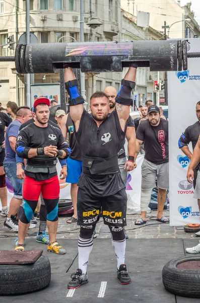 Lviv, Ukrayna - Ağustos 2017: Güçlü bir atlet hayran Strongmen Oyunları'nda seyirci önünde başını halter bir büyük ağır toparlayabiliriz alır