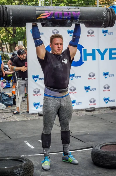 Lviv, Ukrayna - Ağustos 2017: Güçlü bir atlet hayran Strongmen Oyunları'nda seyirci önünde başını halter bir büyük ağır toparlayabiliriz alır