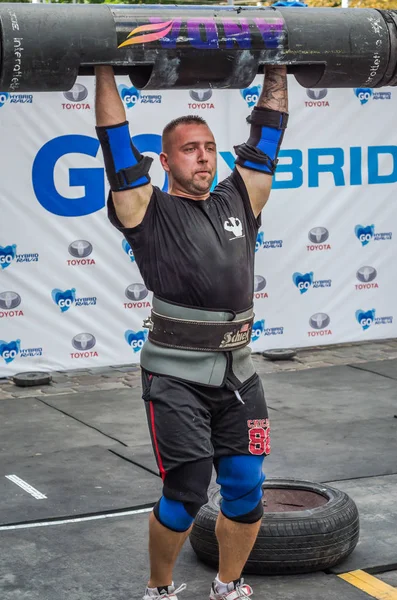 Lviv, Ukrayna - Ağustos 2017: Güçlü bir atlet hayran Strongmen Oyunları'nda seyirci önünde başını halter bir büyük ağır toparlayabiliriz alır