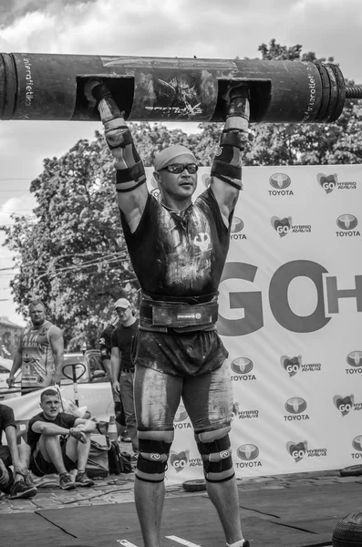 Lviv, Ukrayna - Ağustos 2017: Güçlü bir atlet hayran Strongmen Oyunları'nda seyirci önünde başını halter bir büyük ağır toparlayabiliriz alır