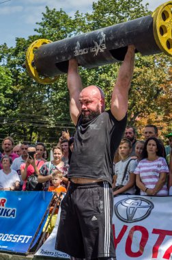 Lviv, Ukrayna - Ağustos 2017: Güçlü bir atlet hayran Strongmen Oyunları'nda seyirci önünde başını halter bir büyük ağır toparlayabiliriz alır