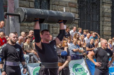 Lviv, Ukrayna - Ağustos 2017: Güçlü bir atlet hayran Strongmen Oyunları'nda seyirci önünde başını halter bir büyük ağır toparlayabiliriz alır