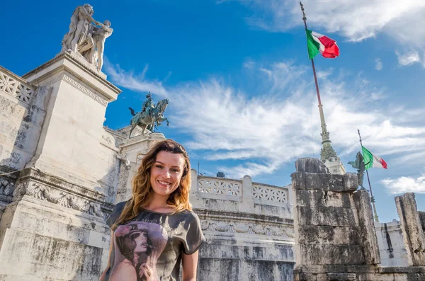 Menina encantadora jovem contra o fundo das bandeiras italianas, em um dia de verão ensolarado brilhante, na praça Veneza, em Roma, Itália — Fotografia de Stock