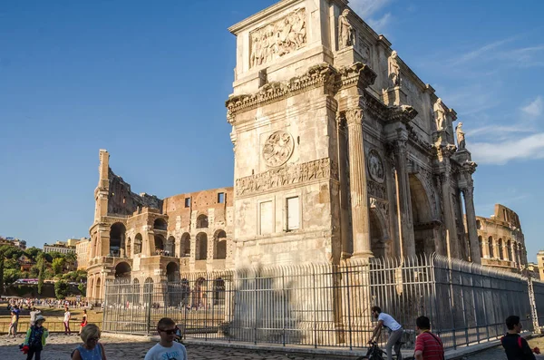Os turistas estão caminhando perto do Arco do Triunfo de Constantino e do Coliseu em Roma, Itália — Fotografia de Stock