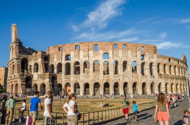 Roma, İtalya - Temmuz 2017: Turist Konstantin ve Kolezyum Roma, İtalya Arc de Triomphe yakınındaki yürüyor