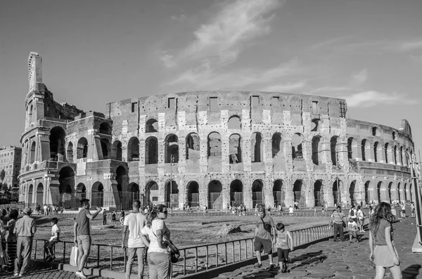 ROMA, ITÁLIA - JULHO 2017: Turistas estão caminhando perto do Arco do Triunfo de Constantino e do Coliseu em Roma, Itália — Fotografia de Stock