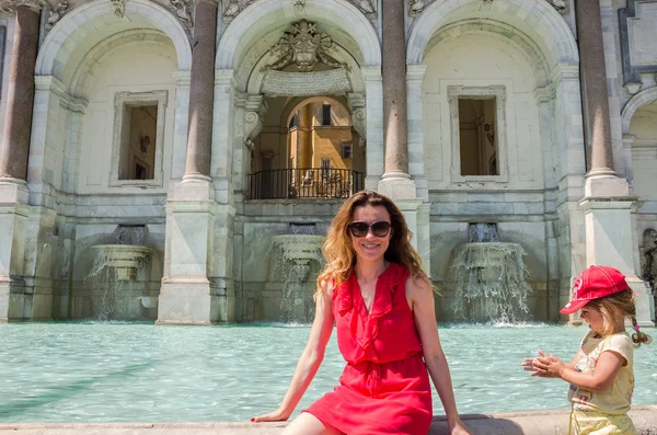 Jovem mulher bonita, mãe e filha na fonte Aqua Paola em Roma, Itália — Fotografia de Stock