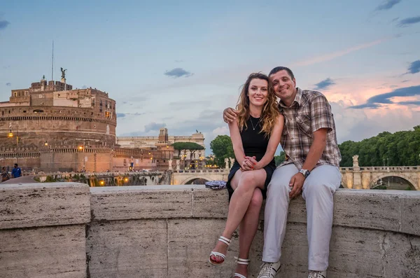 Jeune couple amoureux, mari et femme, sur le pont de pierre du remblai du Tibre, sur fond d'ange Château du Vatican — Photo