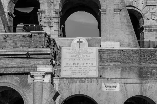 Detalhe da parede do Coliseu em um dia ensolarado de verão em Roma, Itália — Fotografia de Stock