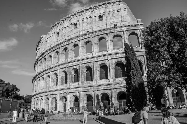 РОМА, Италия - Июль 2017: Туристы прогуливаются по античной архитектуре возле Колизея в Риме, Италия — стоковое фото
