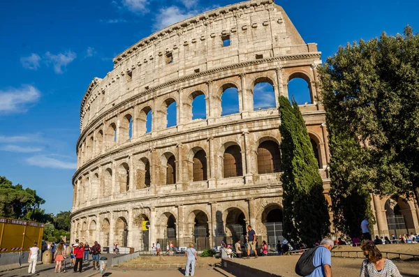 ROMA, ITÁLIA - JULHO 2017: Passeio turístico pela arquitetura antiga perto do Coliseu de Roma, Itália — Fotografia de Stock