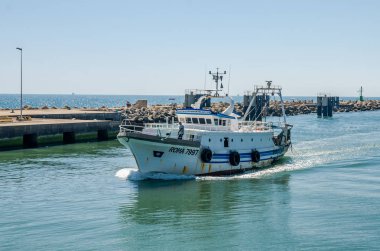 Roma, İtalya - Temmuz 2017: Fiumicino liman balıkçılık güneşli bir yaz balıkçı teknesi sonrasını
