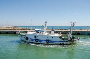 Roma, İtalya - Temmuz 2017: Fiumicino liman balıkçılık güneşli bir yaz balıkçı teknesi sonrasını