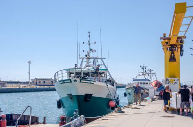 Roma, İtalya - Temmuz 2017: Fiumicino liman balıkçılık güneşli bir yaz balıkçı teknesi sonrasını