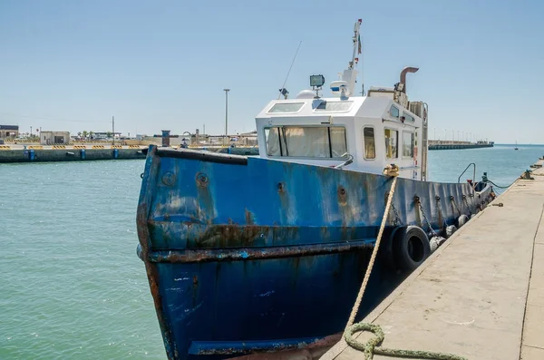 Roma, İtalya - Temmuz 2017: Fiumicino liman balıkçılık güneşli bir yaz balıkçı teknesi sonrasını
