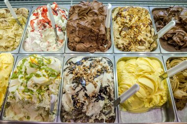 Gelomania buzdolabı vitrin çeşitli meyve tatlar ile çok renkli İtalyan dondurma dondurma