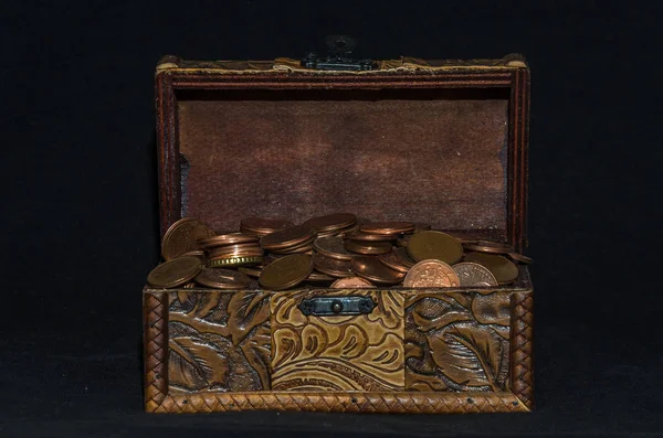 Alte Truhe mit Münzen auf schwarzem Hintergrund — Stockfoto