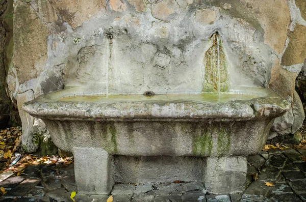 石浴，流动的水从岩石在意大利罗马的喷泉 — 图库照片