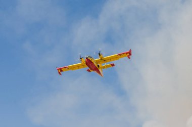 Roma, İtalya - Temmuz 2017:Firefighting uçak acil bir durumda, bir doğal afet sırasında bir yangın söndürmek ve bir felaket Ostia ortadan kaldırmak tiren Denizi'nde su toplar