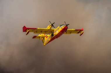 Roma, İtalya - Temmuz 2017: Yangın söndürme uçak Bombardier Cl-415 acil bir durumda, bir doğal afet sırasında bir yangın söndürmek ve felaket Ostia ortadan kaldırmak için denizde su toplar