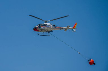 Roma, İtalya - Temmuz 2017: İtfaiyeci helikopter kurtarma işlemi toplar su Tiren Denizi ve Ostia, İtalya için doğal afet ortadan kaldırarak yangın söndürme sırasında