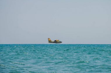 Roma, İtalya - Temmuz 2017: Yangın söndürme uçak Bombardier Cl-415 acil bir durumda, bir doğal afet sırasında bir yangın söndürmek ve felaket Ostia ortadan kaldırmak için denizde su toplar