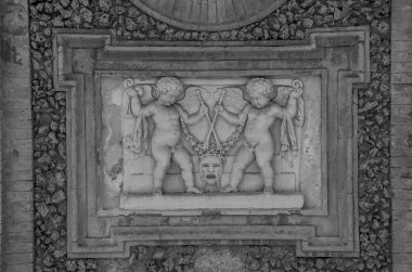 Roma, İtalya - Temmuz 2017: Antik heykel resimler bir parçası duvar içinde Villa Doria-Pamphili'nin Roma, İtalya