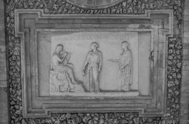 Roma, İtalya - Temmuz 2017: Antik heykel resimler bir parçası duvar içinde Villa Doria-Pamphili'nin Roma, İtalya