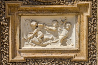 Roma, İtalya - Temmuz 2017: Antik heykel resimler bir parçası duvar içinde Villa Doria-Pamphili'nin Roma, İtalya