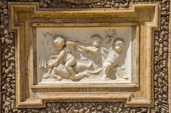 РОМА, ИТАЛИЯ - ИЮЛЬ 2017: Древние скульптурные картины на фрагменте стены виллы Дориа-Памфили в Риме, Италия — стоковое фото