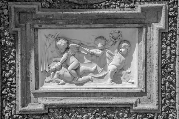 Rome, イタリアのヴィラ ドリア ・ パンフィーリで壁の断片のローマ, イタリア - 2017年 7 月: 古代彫刻絵画 — ストック写真
