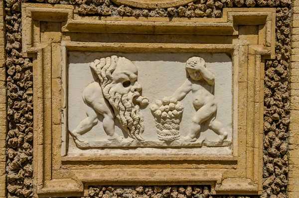 ROMA, ITALIA - IULIE 2017: Picturi antice de sculptură pe un fragment de perete din Villa Doria-Pamphili din Roma, Italia — Fotografie, imagine de stoc