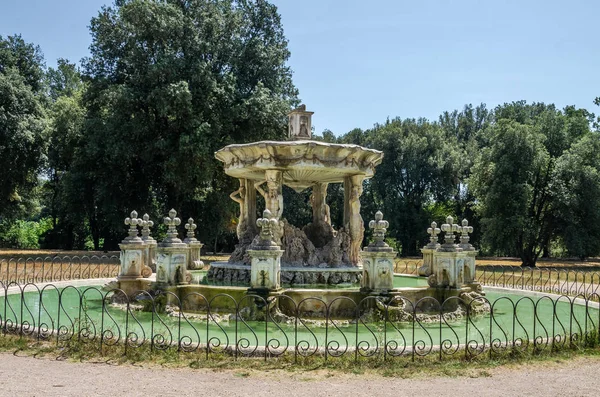 Antieke oude fontein in het park van Giardino Del Teatro van Villa Doria Pamphili in Rome, Italië — Stockfoto