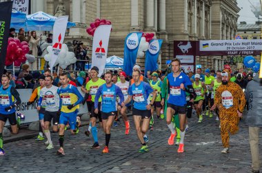 Lviv, Ukrayna - 29 Ekim 2017: sporcular koşucular başlatma çalışır grand prix Lviv yarı maraton