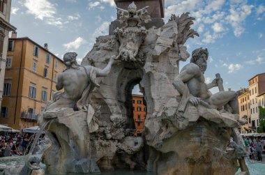 Roma, İtalya - Temmuz 2017: Navona Meydanı Roma'da dört nehirlerdeki Çeşmesi