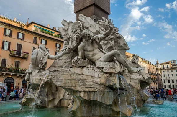 РОМА, ИТАЛИЯ - ИЮЛЬ 2017: Фонтан из четырех рек в Риме на площади Навона — стоковое фото